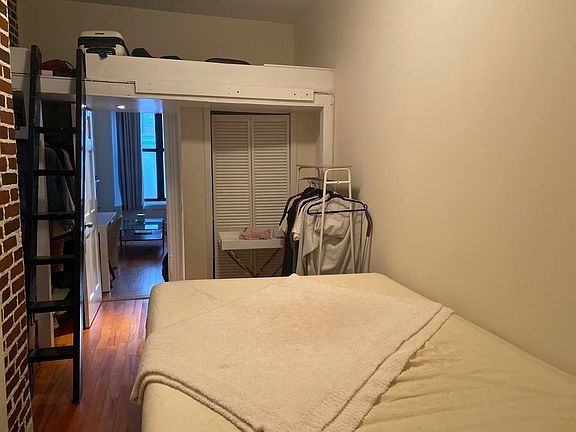 2nd image of 122 Macdougal St APT 1