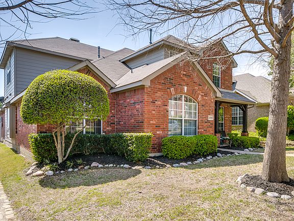 3rd image of 2305 Garden Crest Dr