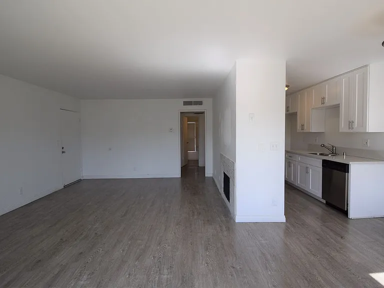 15128-44 Burbank Blvd — Photo 15