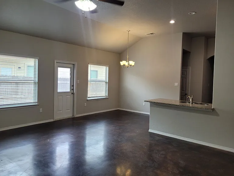 1112 Stanley Way — Photo 5