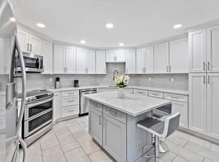 212 Harmon Cove Tower #212, Secaucus, NJ 07094