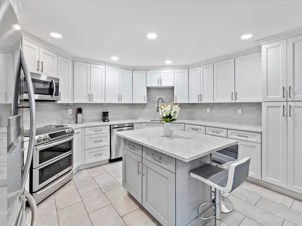 212 Harmon Cove Tower #212, Secaucus, NJ 07094