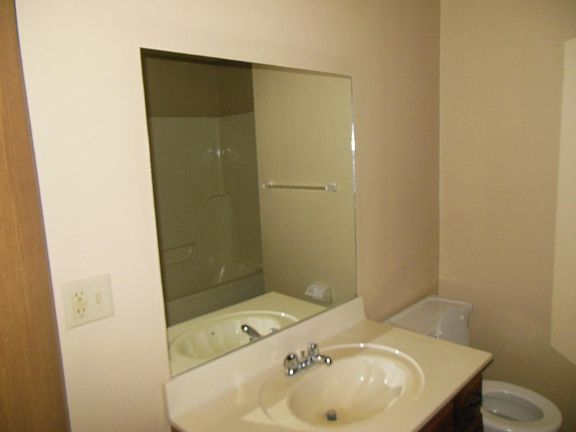 5th image of 625 NE English Manor Dr APT C