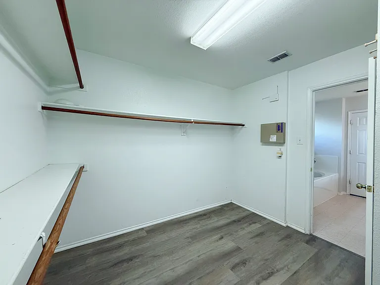 1916 Silver Leaf Dr — Photo 35