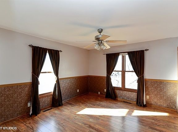 5th image of 550 N School St