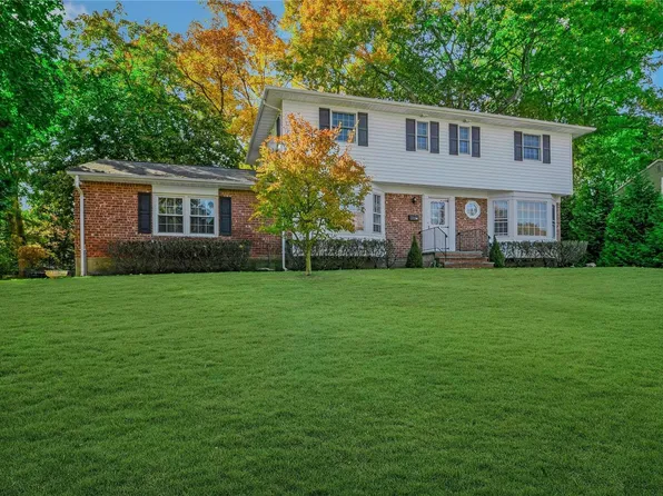 18 Kingfisher Drive, Smithtown, NY 11787