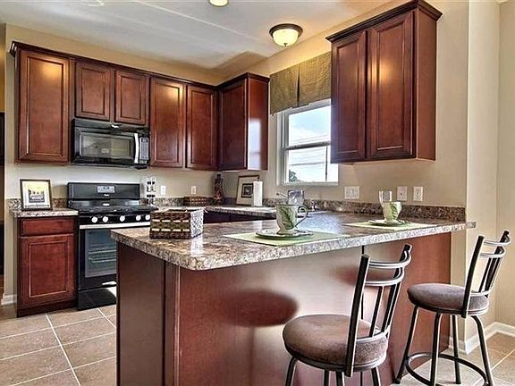 OPTIONAL SNACK BAR PENNINSULA PHOTO SHOWS UPGRADED CABINETRY