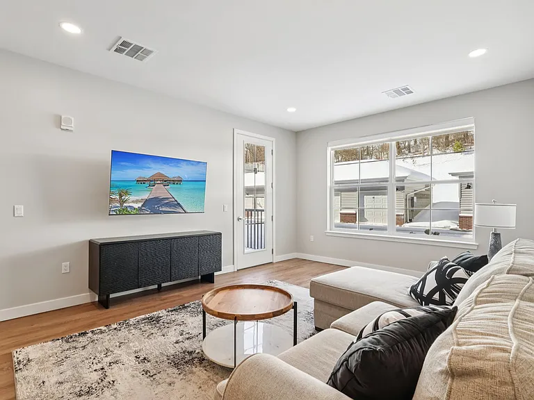 Berkshire Apartments — Photo 61