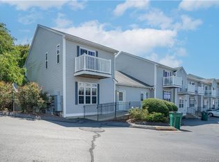 27 Harbor View Ln #27, Norwich, CT 06360