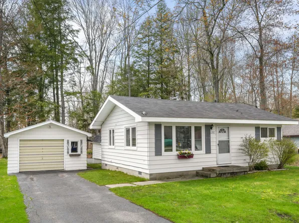 207 Shore View Dr, Houghton Lake, MI 48629