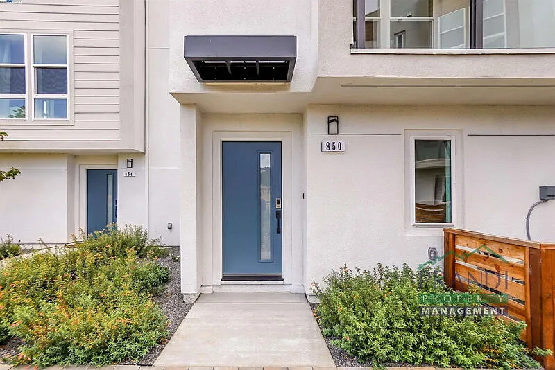 3 bed, 3.0 bath, 1410 sqft, $4,600 — Photo 3