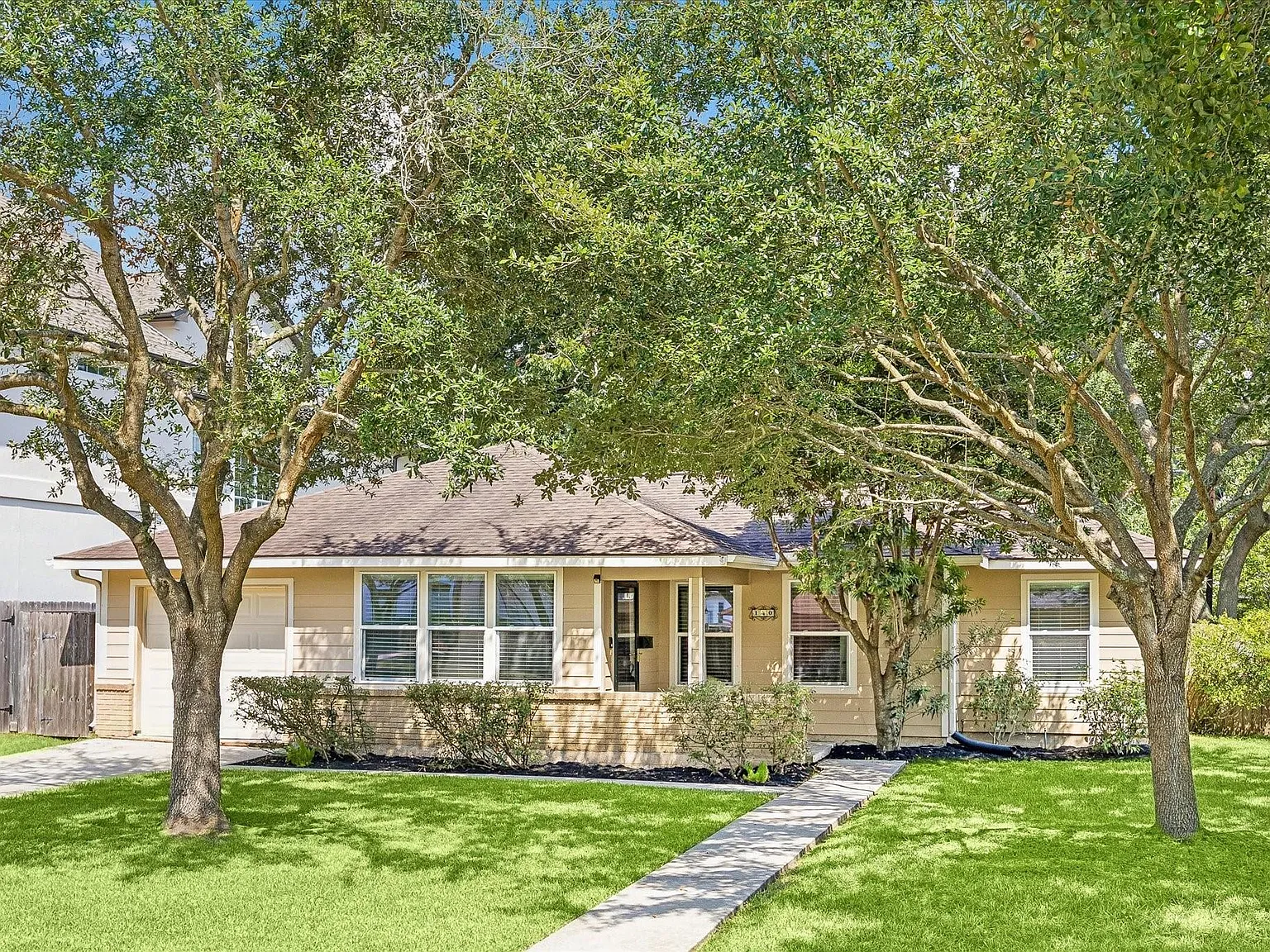 3 bed, 1.0 bath, 1236 sqft, $2,200 — Photo 1