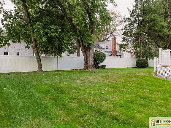 4th image of 8 Desmet Ave