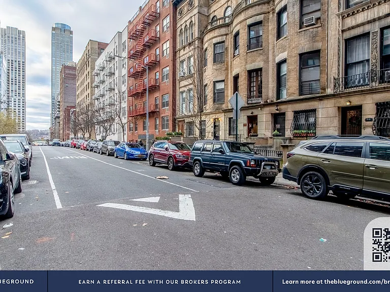 210 W 70th St #502 — Photo 25