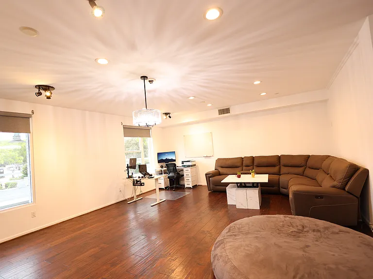 1901 Victoria Ave #105 — Photo 18