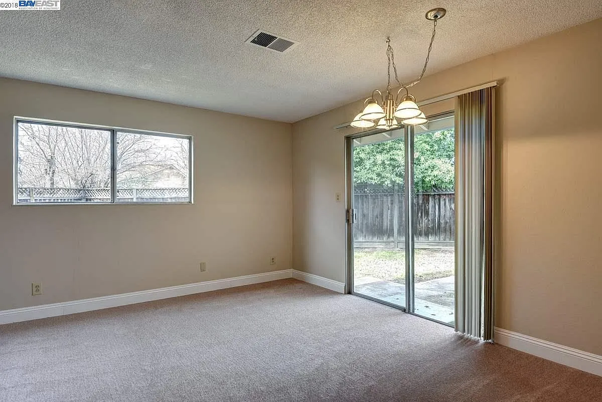 3 bed, 1256 sqft, $3,900 — Photo 2