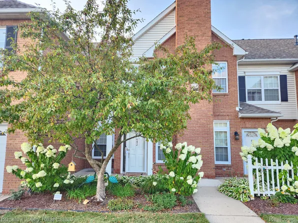 642 Olde English Cir, Howell, MI 48855