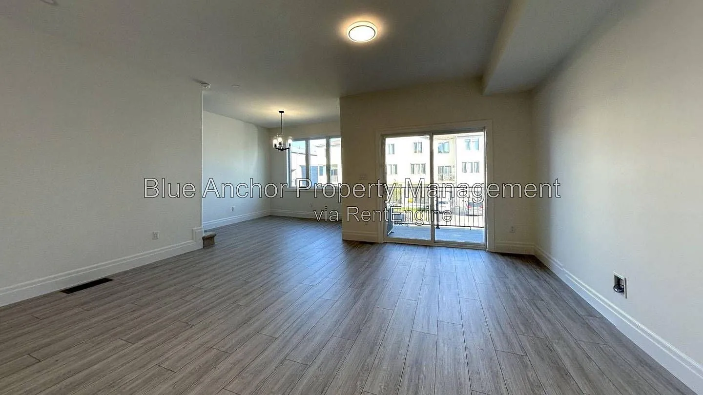 2 bed, 2.0 bath, 1800 sqft, $2,200 — Photo 2