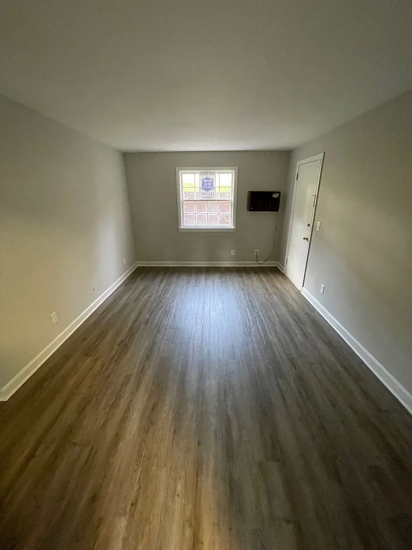 Jamestowne Apartments | 1415 Clover Street Apt B-2 — Photo 3