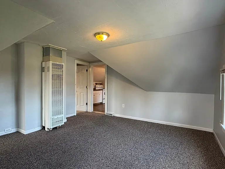 810 E Division St — Photo 5