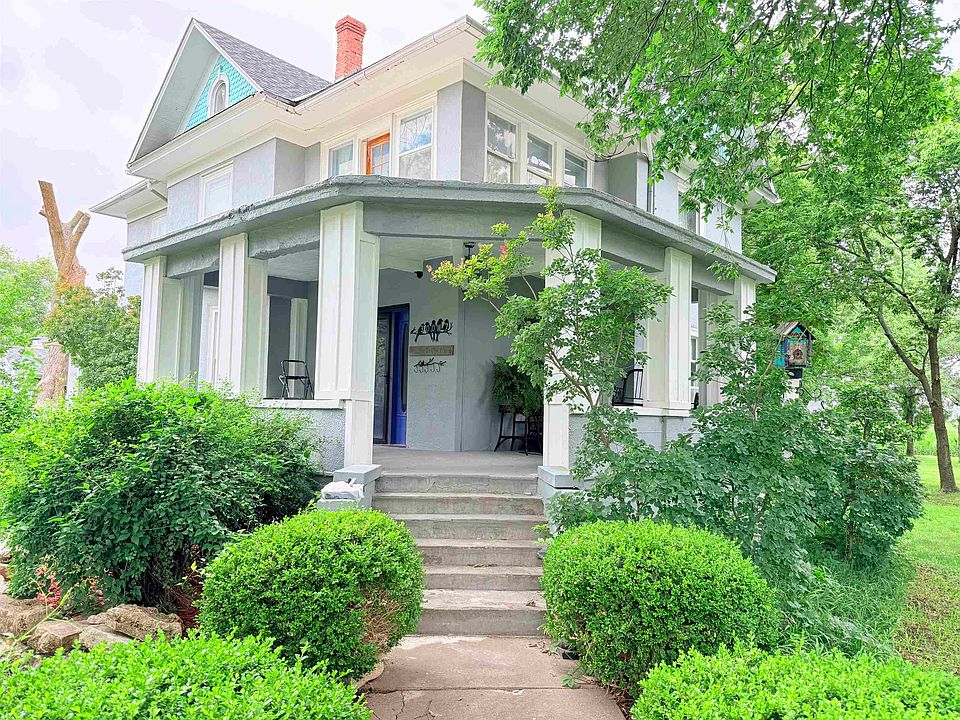1st image of 300 W 7th St