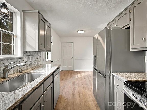 5th image of 37 Laurel St