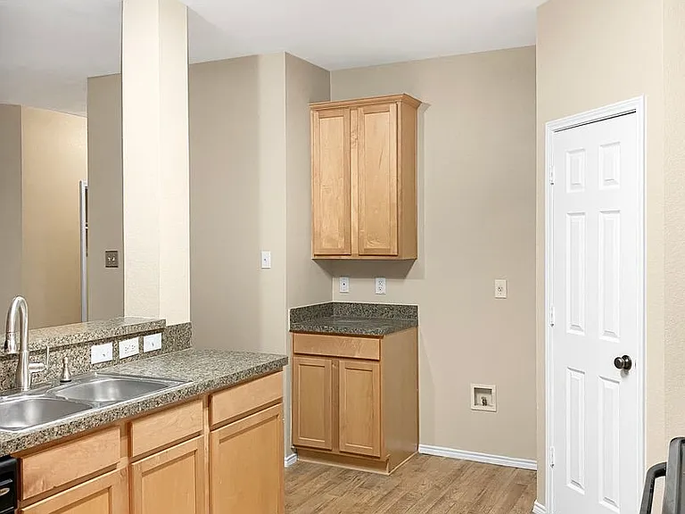 7221 Lindentree Ln — Photo 3