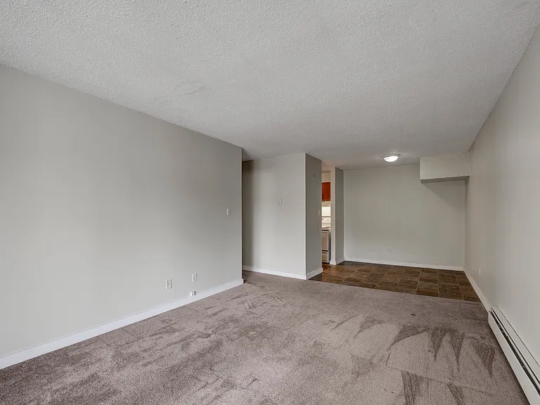 96 Grosvenor Blvd — Photo 7