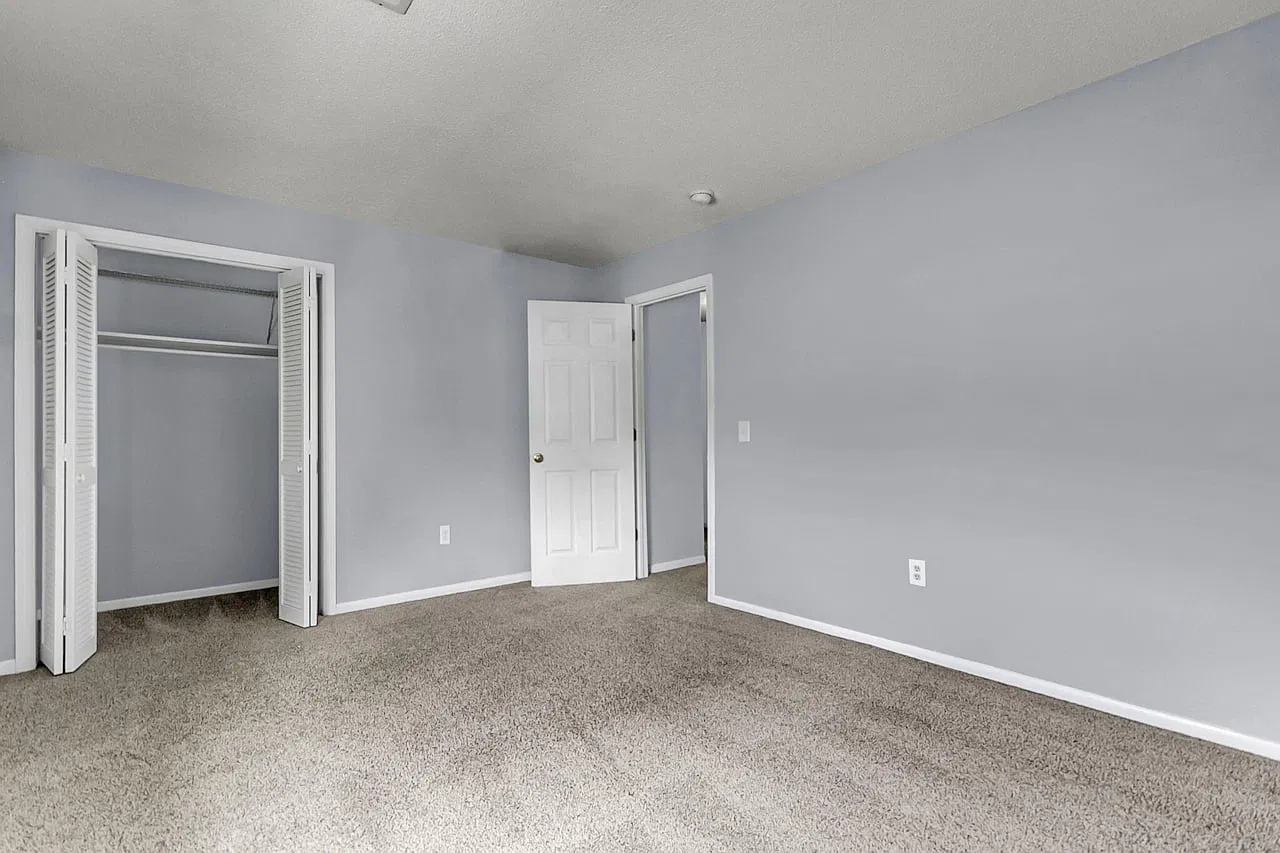 415 Parkdale Dr — Photo 3