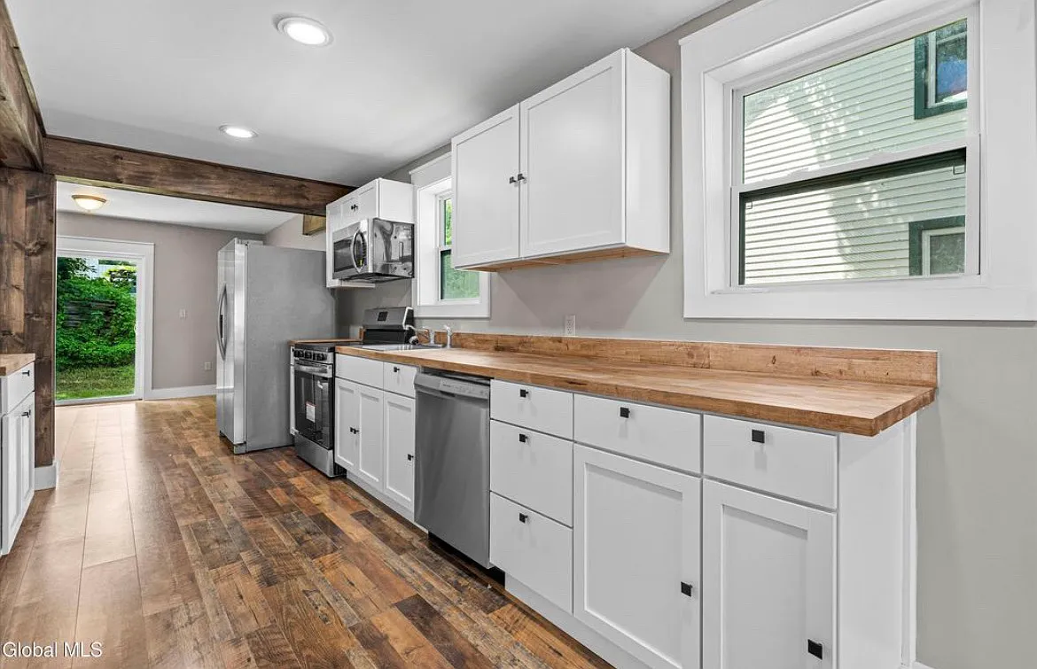 2 bed, 1210 sqft, $1,800 — Photo 3