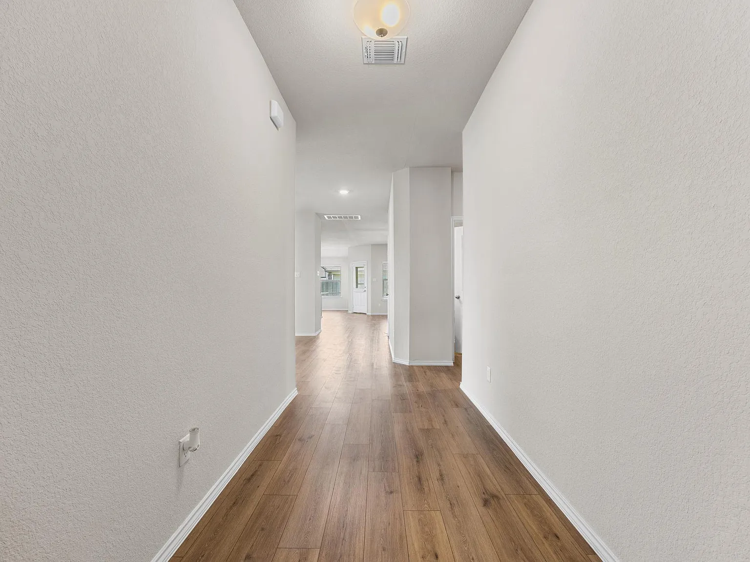 4 bed, 2.5 bath, 1963 sqft, $2,100 — Photo 4