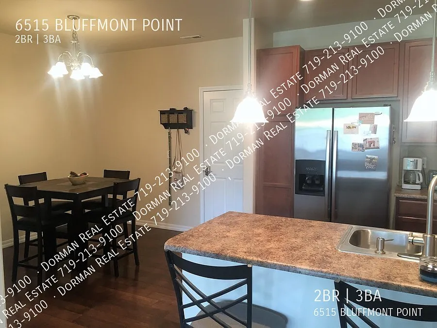 Townhome vaulted ceiling & large gas fireplace!! — Photo 2