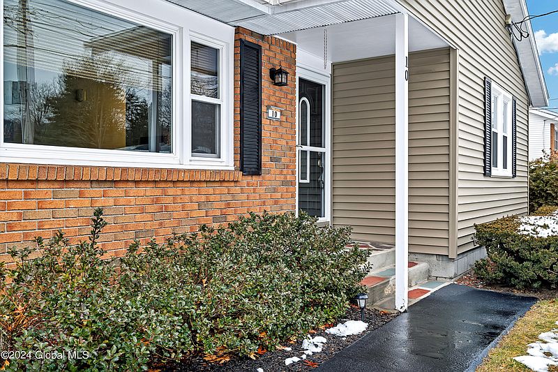 2nd image of 10 Danielwood Dr