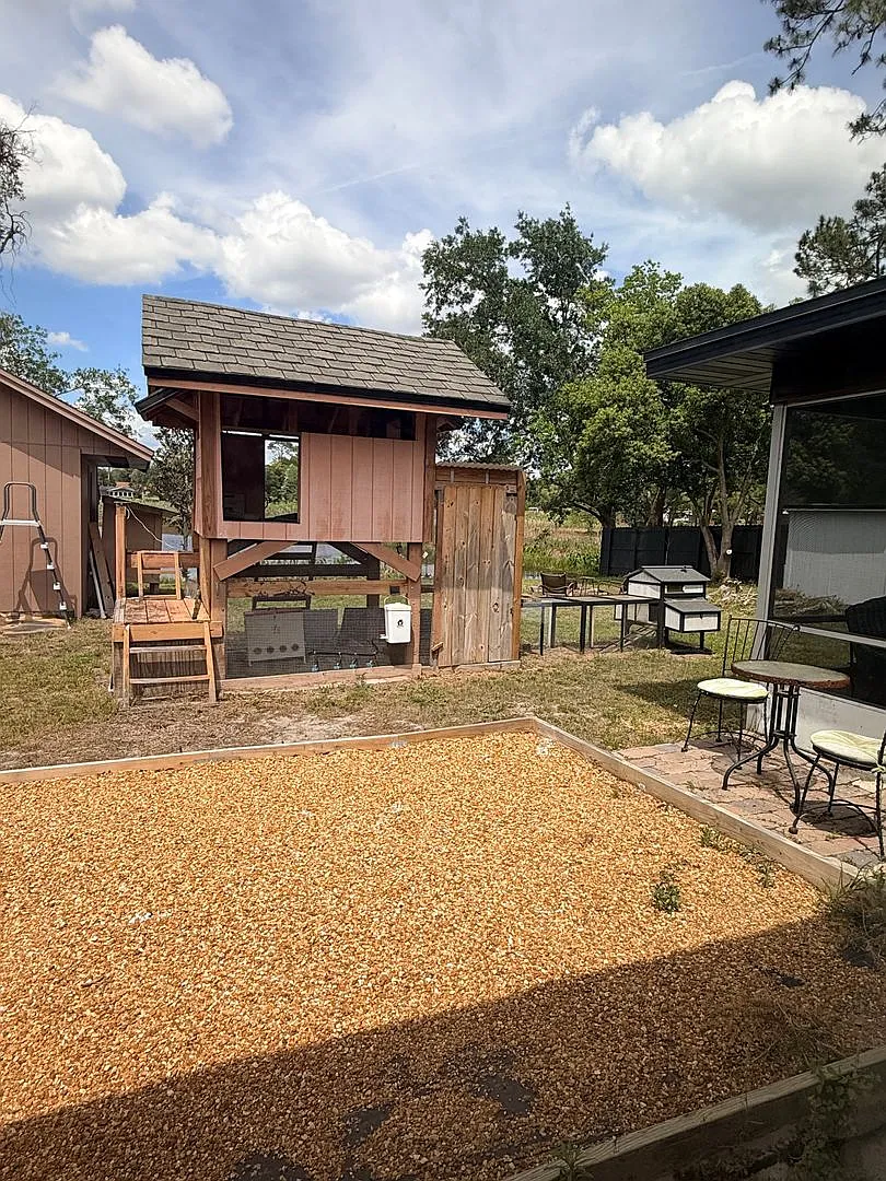 Beautifully Remodeled Lake Front Solar home. — Photo 4