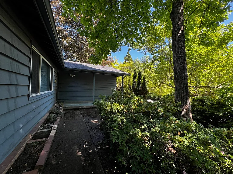305 E 39th Ave — Photo 2