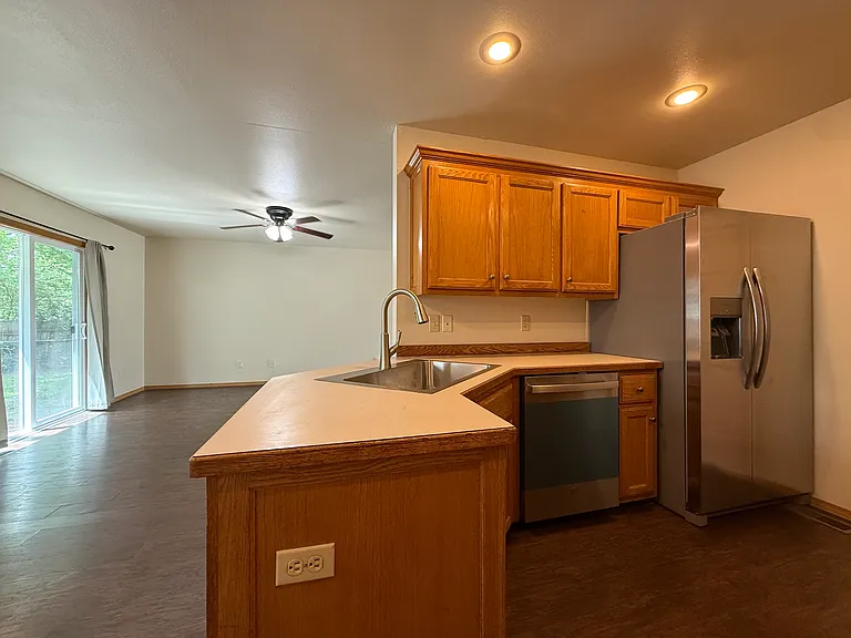 1453 S Lone Pine Ave — Photo 8