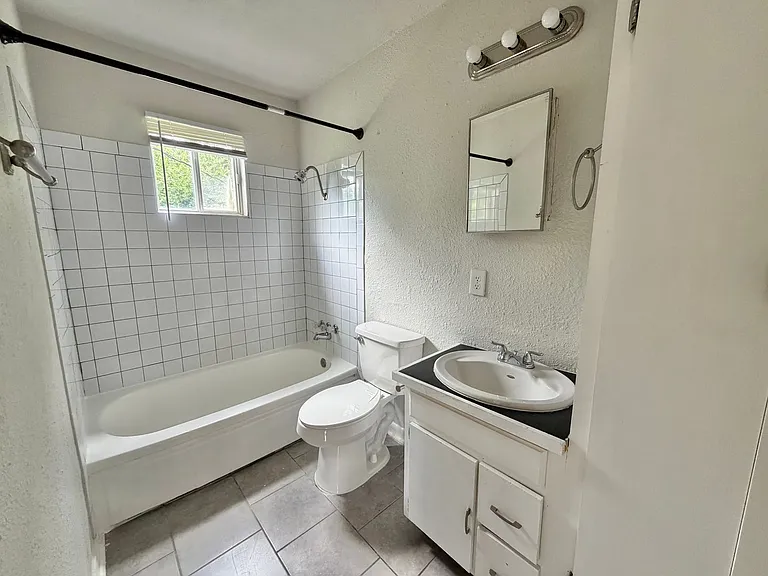 3212 NE 15th St — Photo 12