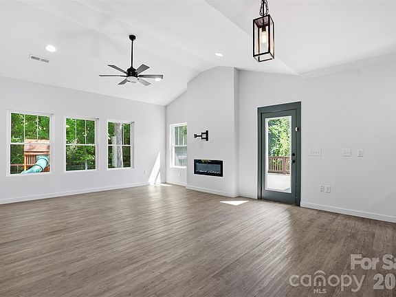 5th image of 2113 Woodlawn St #A