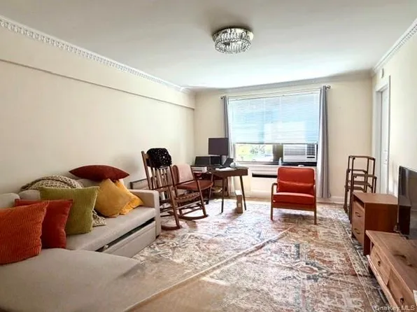 7350 Bell Blvd APT 1A, Oakland Gardens, NY 11364