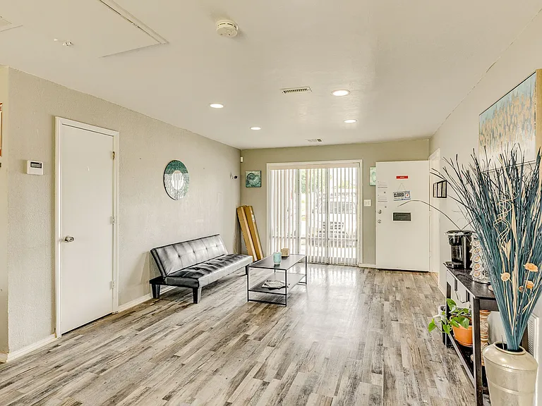 1402 SW 59th St — Photo 12