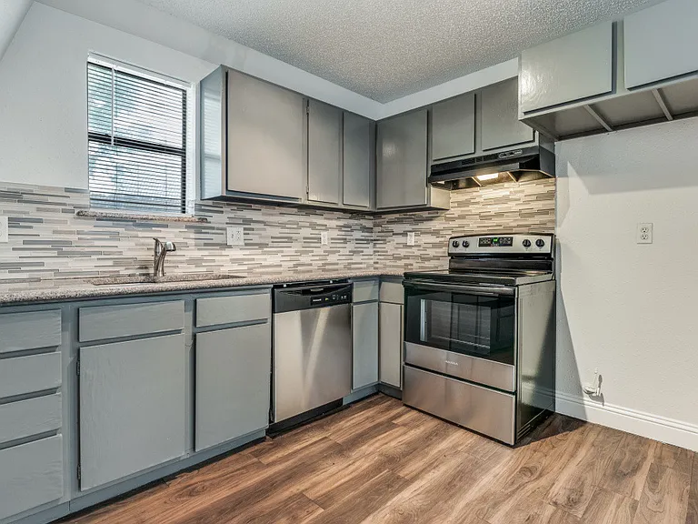 809 E Pioneer Dr — Photo 5