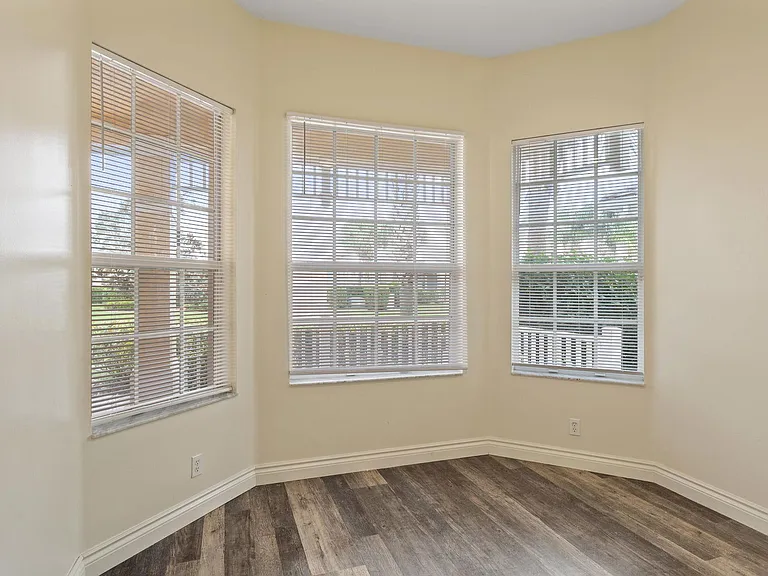 175 NW Willow Grove Ave — Photo 16