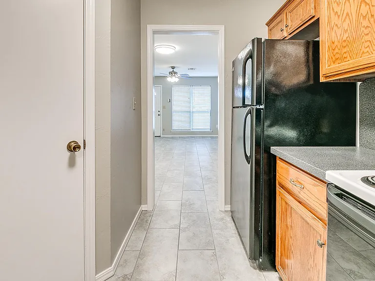 828 Russell Cir #828 — Photo 9