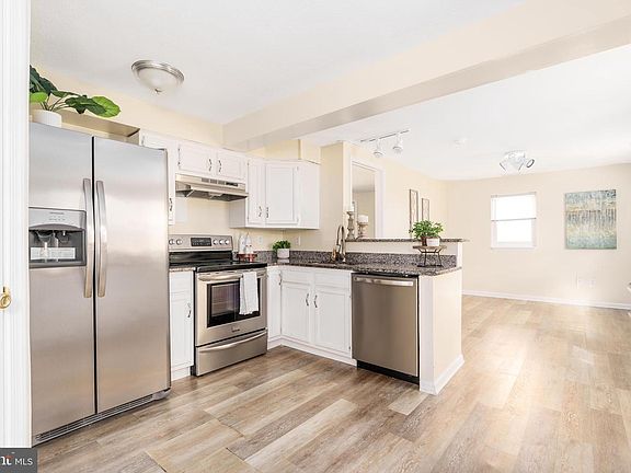 3rd image of 102 Miller St