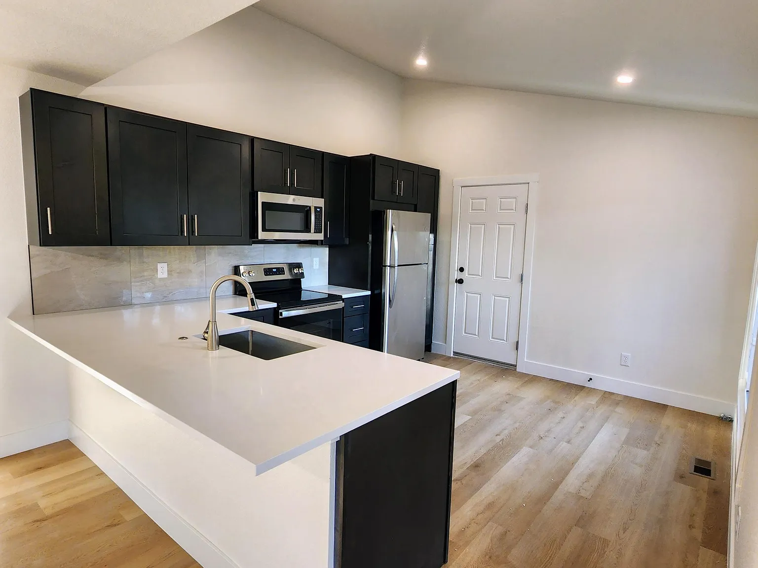 4 bed, 2150 sqft, $2,700 — Photo 3