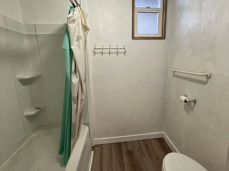 402 W Mercury St — Photo 16