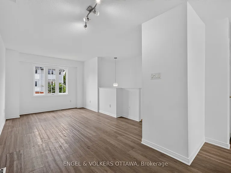 104 Manhattan Cres — Photo 3