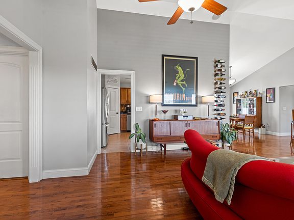4th image of 443 Hunter Ln