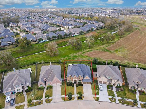 Located in the premier master-planned Riverstone community, and zoned to top-rated schools, this area also offers community parks & playgrounds, walking trails, community events, nearby golf courses and easy access to shopping & grocery.