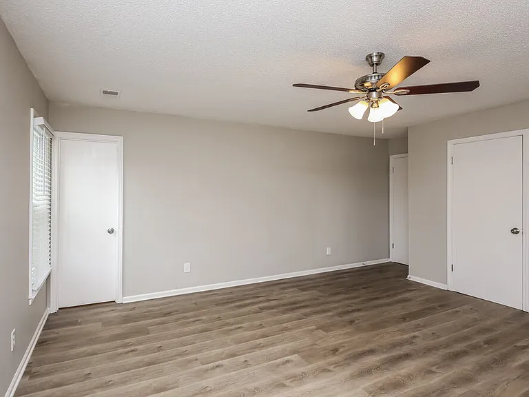 649 Edwards Ct — Photo 12